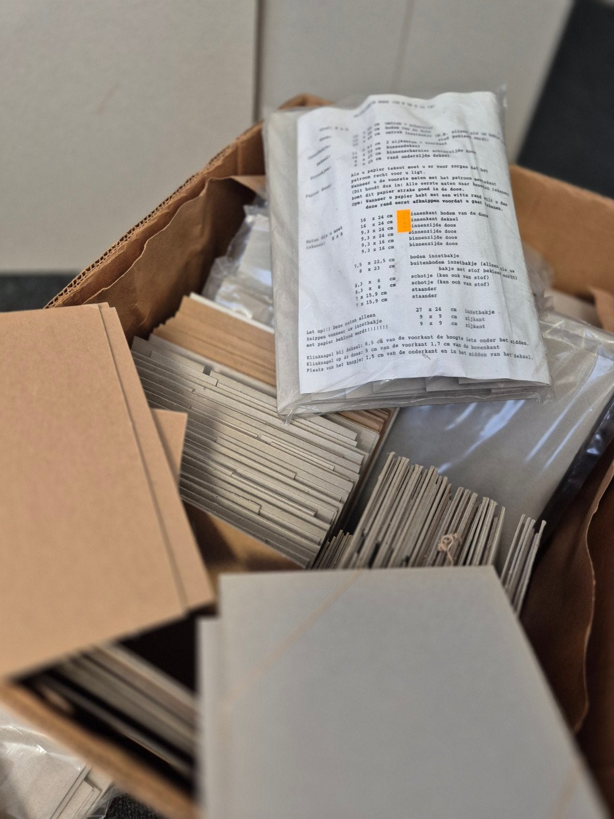 Kartonnen dozen en platen om zelf te maken - Groot pakket, Ophalen, Geschikt voor stof, Nieuw, Papier of Karton