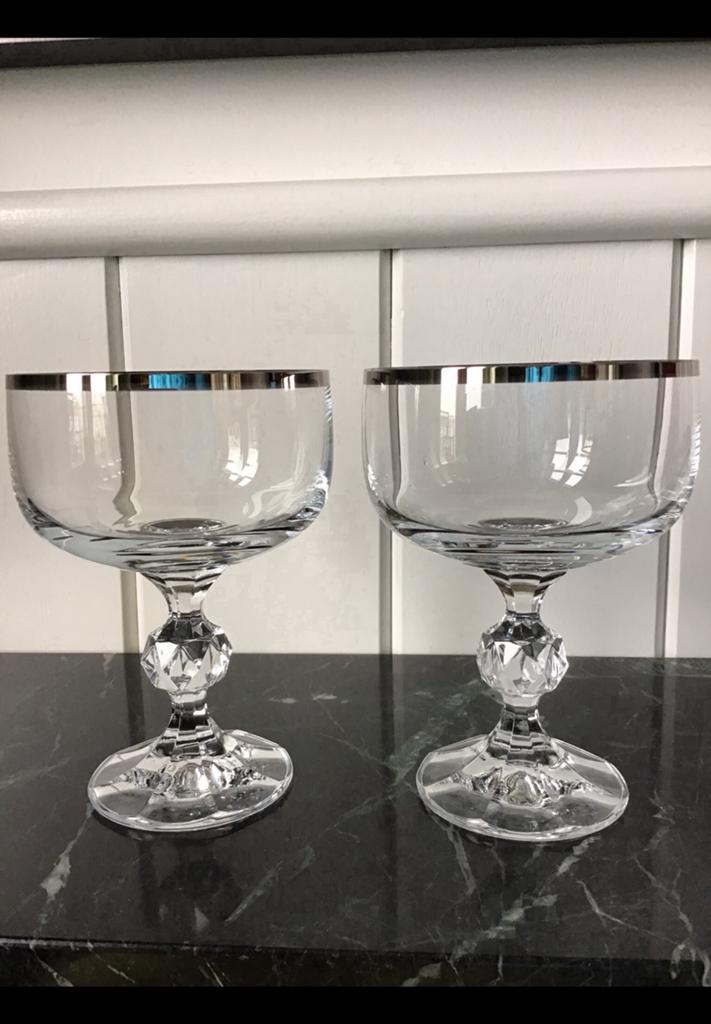 2 Glazen op voet met zilveren rand. Wijnglas, champagneglas., Ophalen of Verzenden, Zo goed als nieuw, Overige typen