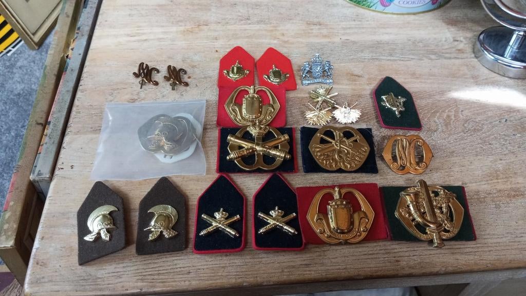 te koop diverse emblemen, Verzamelen, Militaria | Algemeen, Ophalen of Verzenden, Landmacht, Nederland, Embleem of Badge