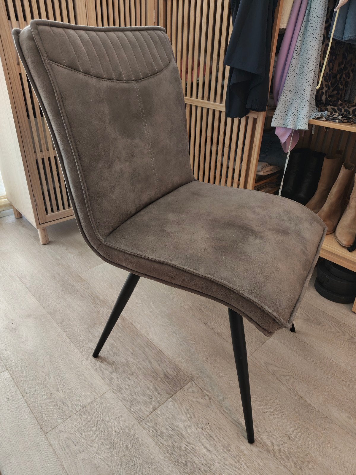 Eetkamerstoel warm grijs suedine met zwarte stalen poten, Huis en Inrichting, Stoelen, Ophalen, Modern, Industrieel, Zo goed als nieuw