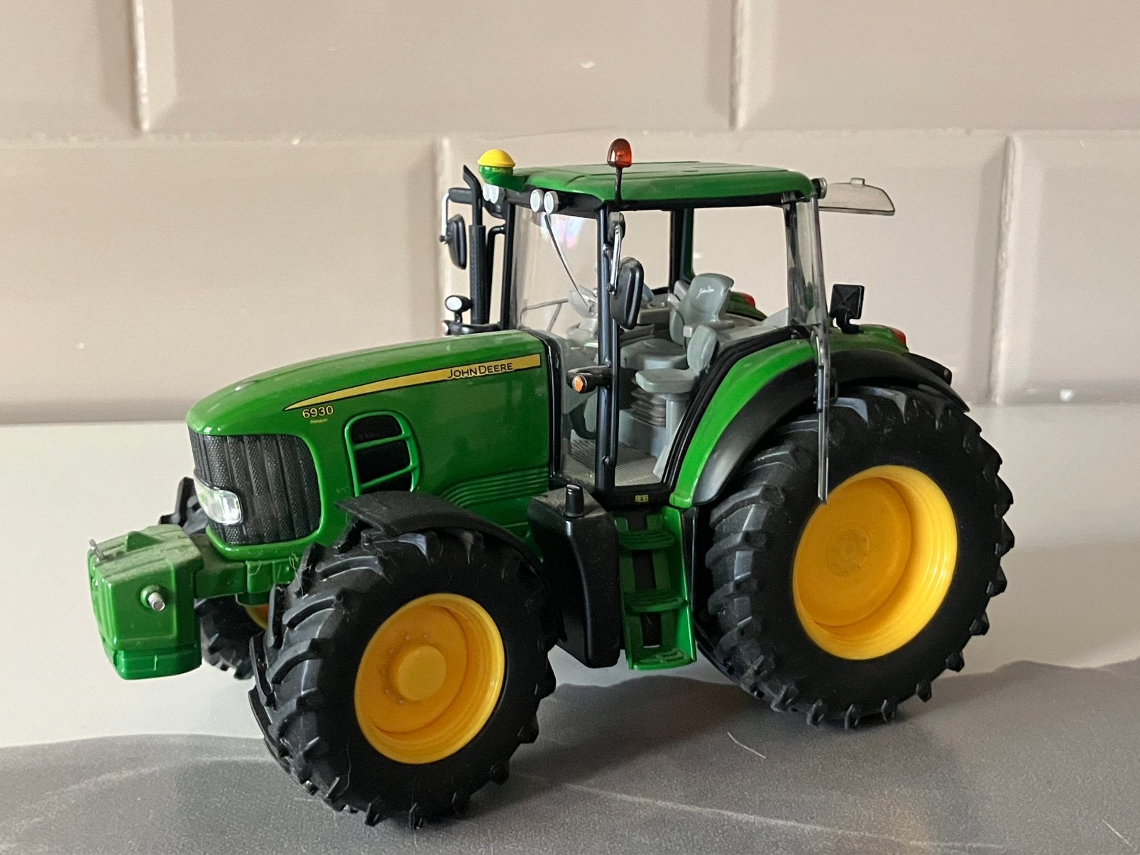 Miniatuur john deere 6930, Ophalen, Zo goed als nieuw, Tractor of Landbouw