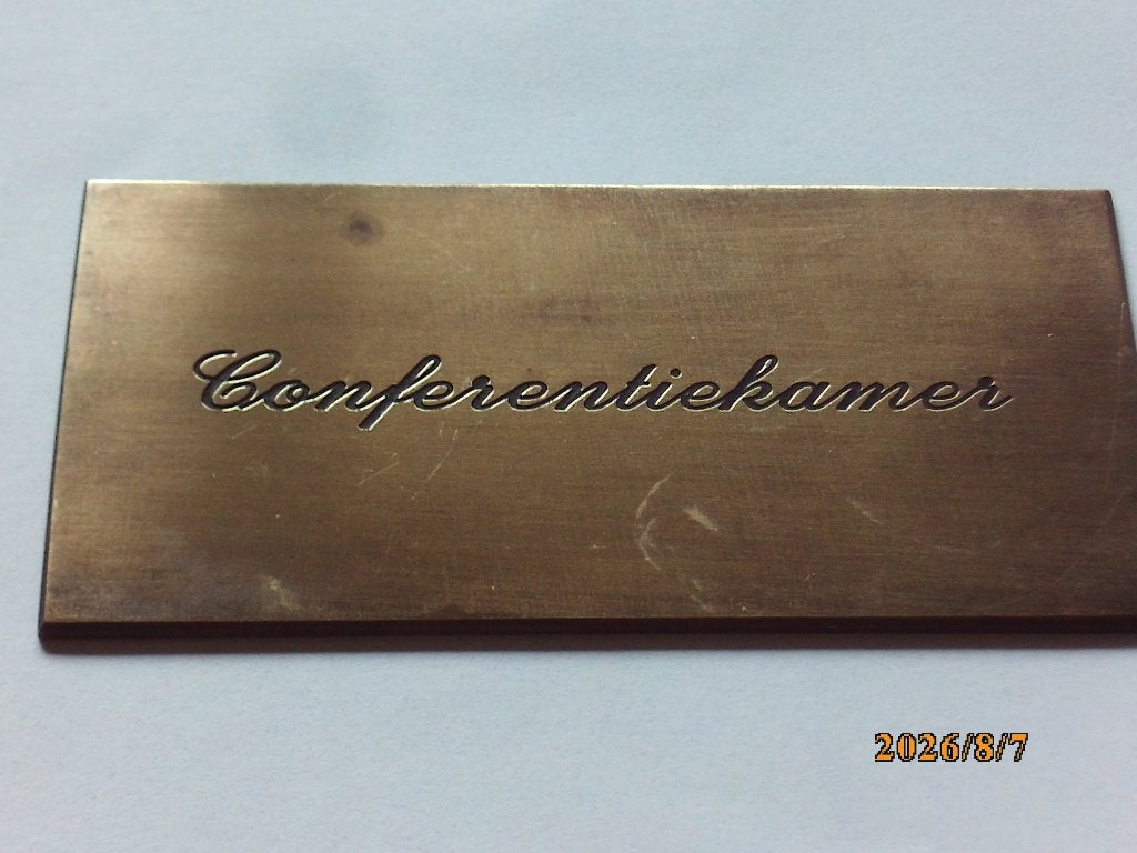 geel koper messing plaatje opschrift Conferentiekamer 8x4 cm, Ophalen of Verzenden, Gebruikt