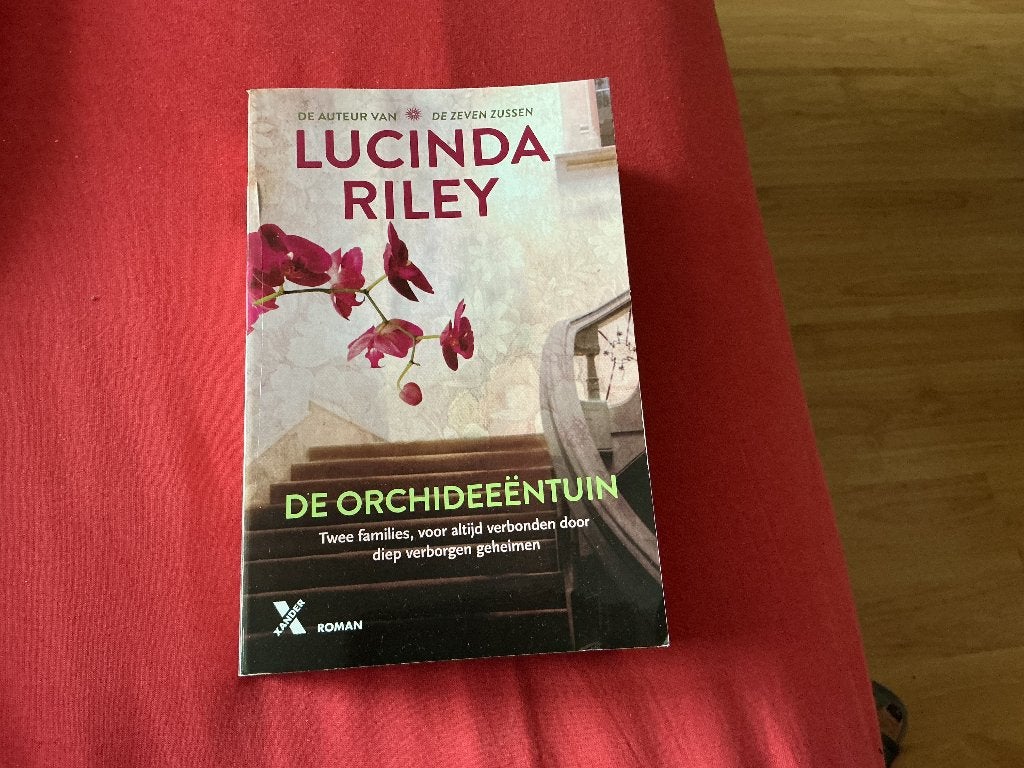 Roman, de orchideeëntuin van Lucinda Riley, Lucinda Riley, Ophalen of Verzenden, Zo goed als nieuw, Nederland