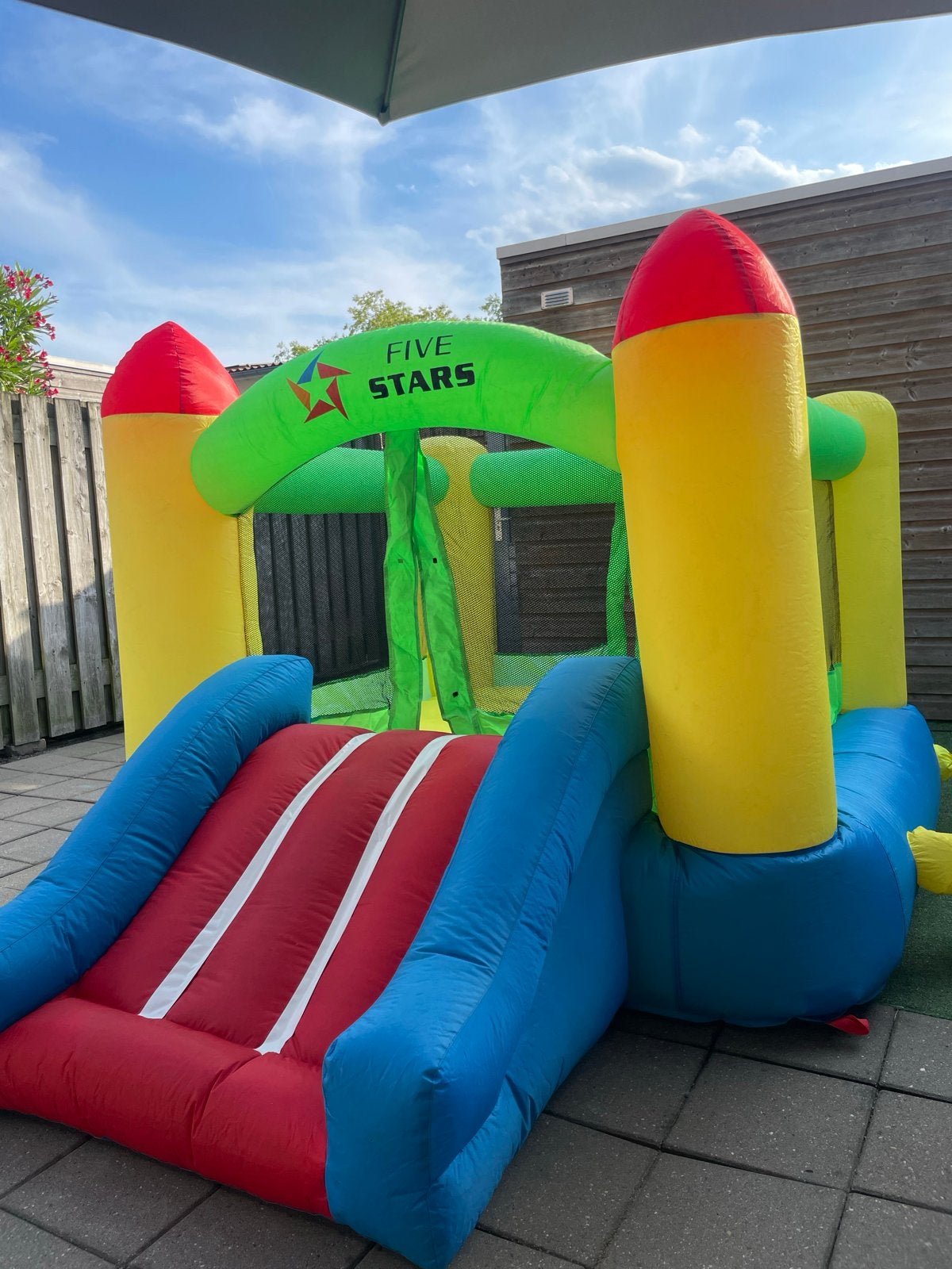 Five Stars opblaasbaar springkasteel met glijbaan, Ophalen, Gebruikt