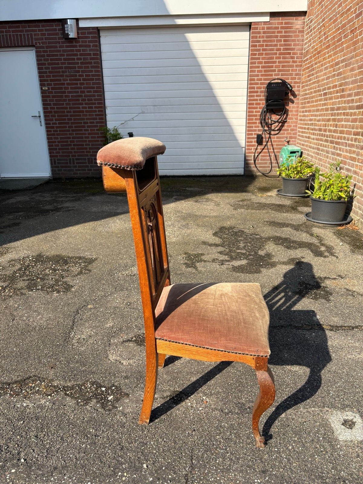 Antieke bidstoel met fluwelen bekleding, Ophalen
