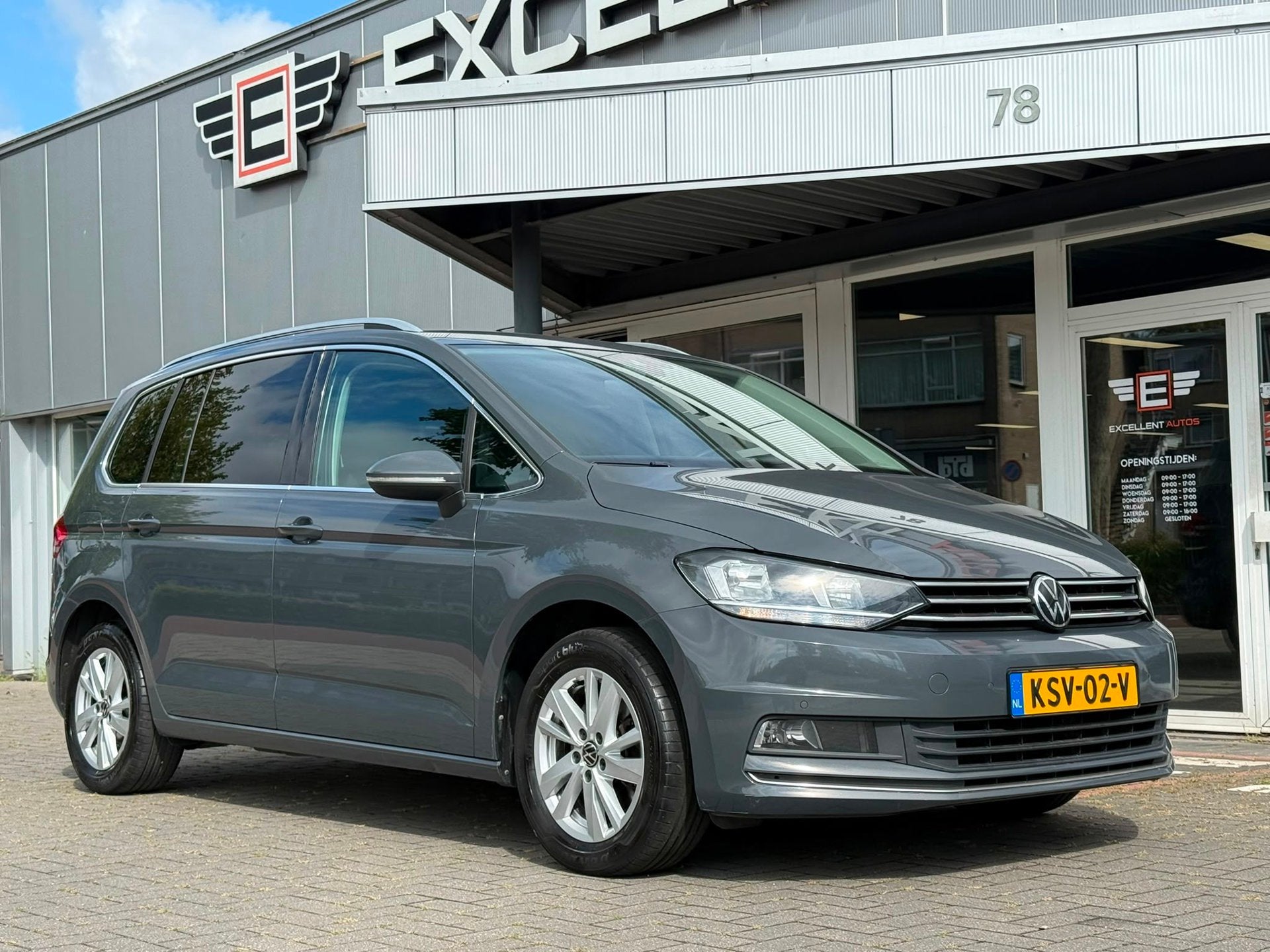 Volkswagen Touran 1.5 TSI DSG Highline | Navigatie | 7 P, Stof, Zwart, 4 cilinders, 150 pk