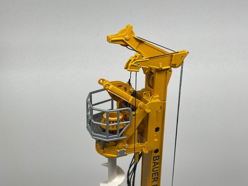 BRAMI 25009 BAUER BG-40 ROTARY DRILLING RIG MODEL 1:50, Hobby en Vrije tijd, Overige typen, Zo goed als nieuw, 8124AD Wesepe, Info@dinkytoysinkoop.nl
