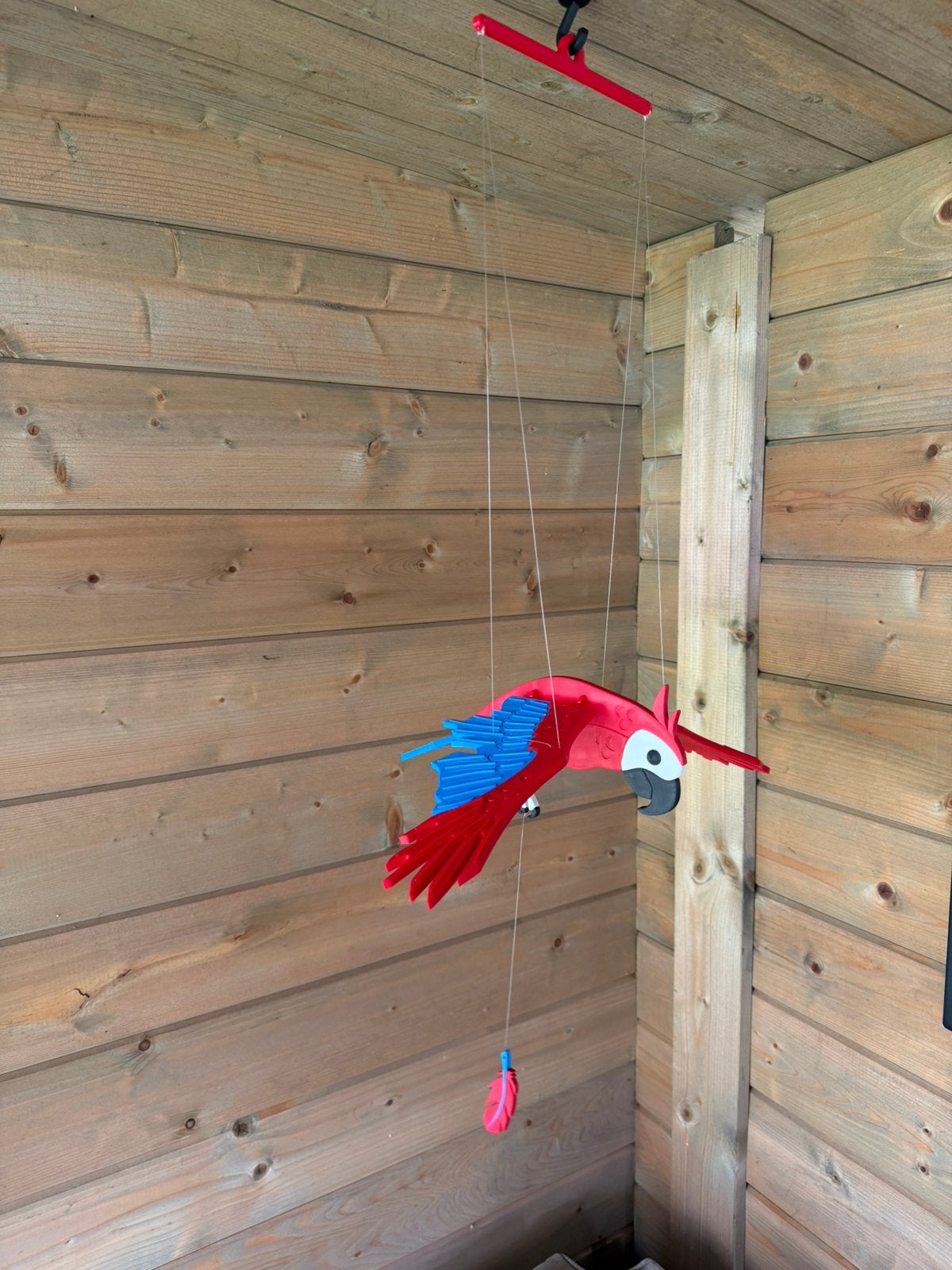 Papegaai hangende mobiel (vleugels bewegen) Op=Op, Handgemaakt, Nieuw, Rood, Ophalen of Verzenden