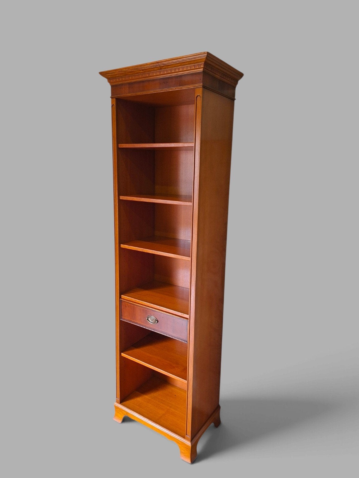 Klassieke Heldense boekenkast, klein gaatje in achterwand