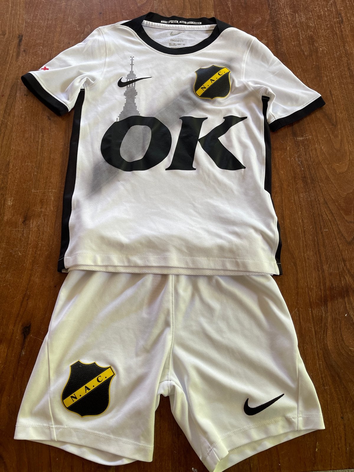 NAC uitshirt wit maat 122-128 met broekje XS, Ophalen, Gebruikt, Jongen of Meisje, Sport- of Zwemkleding