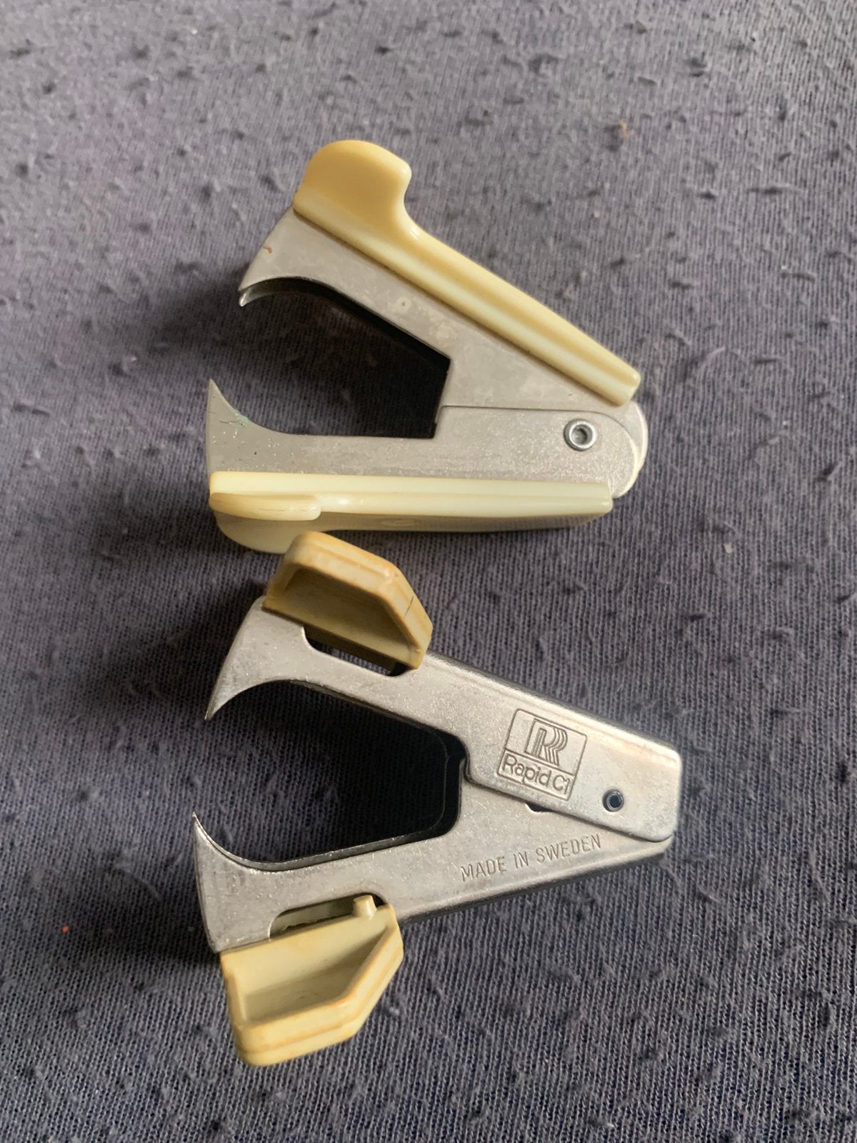 2x ontnieters, Verzamelen, Speldjes, Pins en Buttons, Ophalen of Verzenden, Gebruikt