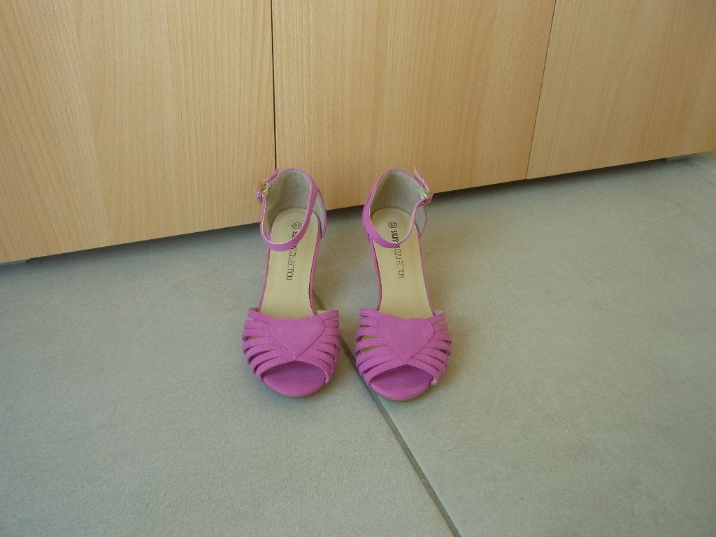 Fuchsia roze suedine hakken schoenen hart Mt 37 3 Suisses, Ophalen of Verzenden, Zo goed als nieuw, Roze