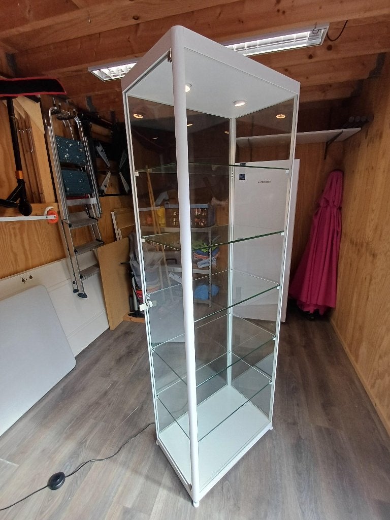 SDB vitrinekast wit glas (Modelbouw, miniaturen), Huis en Inrichting, Ophalen, Gebruikt, 50 tot 100 cm, Glas