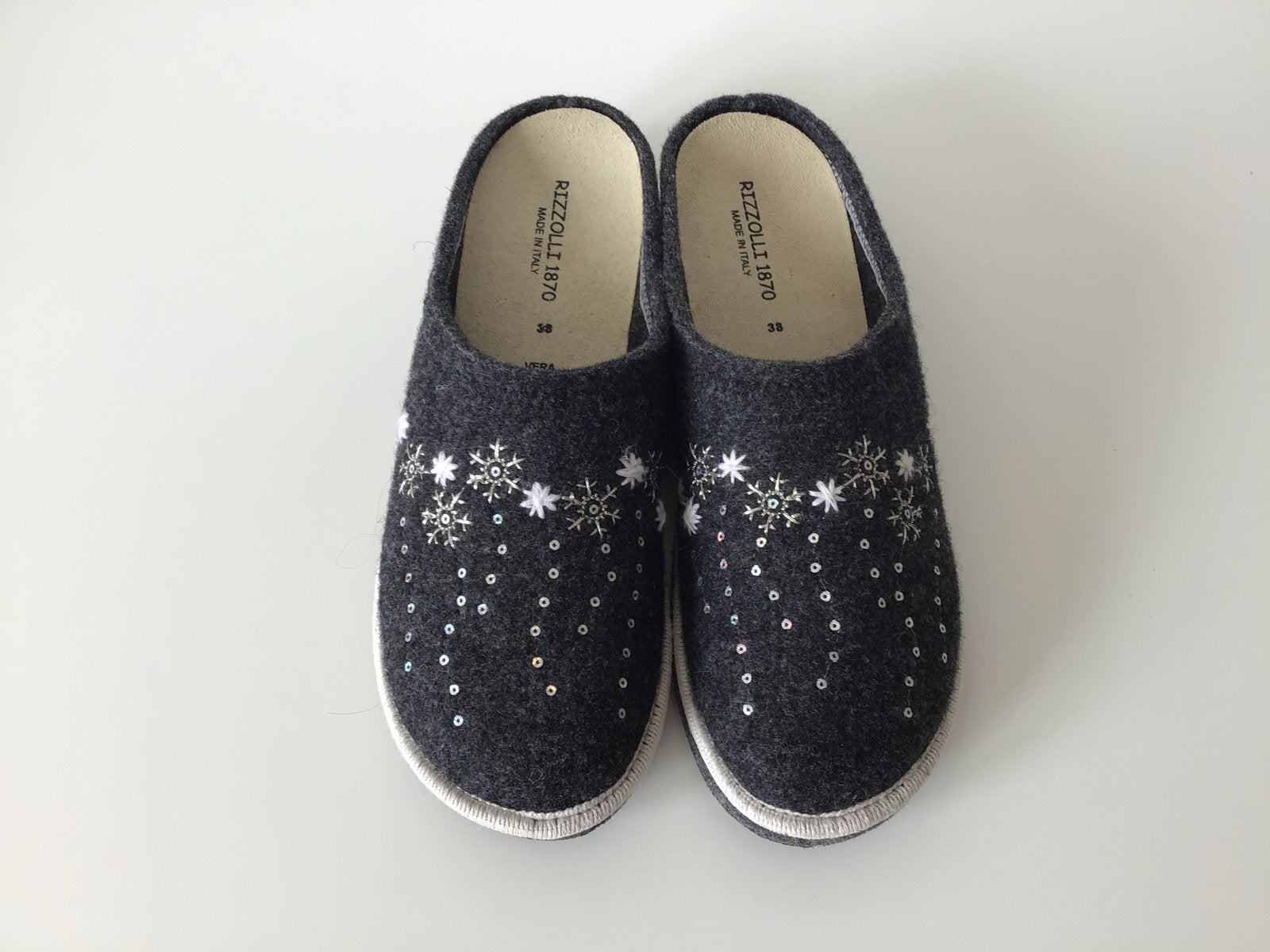 Nieuwe Rizzolli 1870 pantoffels - Maat 38 - Grijs met sneeuw, Kleding | Dames, Nieuw, Ophalen of Verzenden, Pantoffels of Sloffen