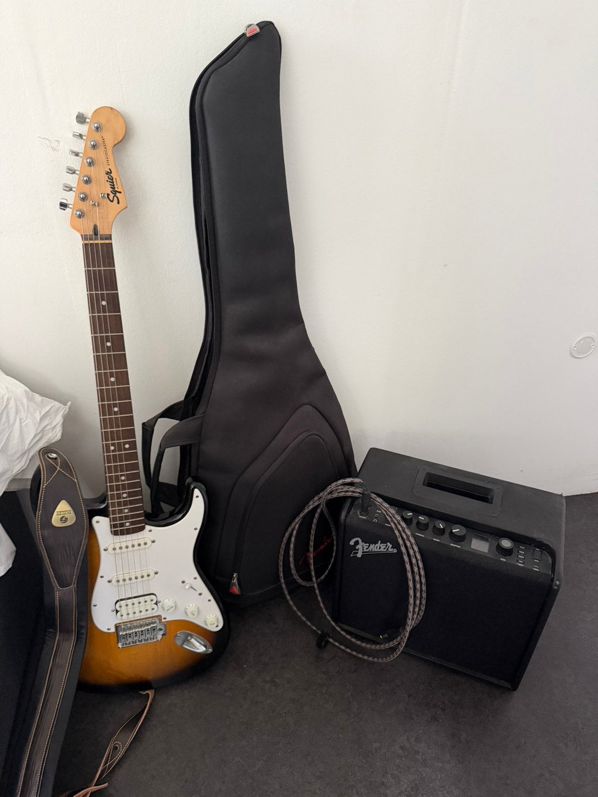 Fender squier stratocaster met fender versterker, Ophalen, Fender, Met versterker, Zo goed als nieuw