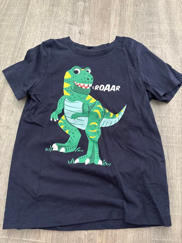 Stoer T-shirt met dinosaurus print - Maat 122, Ophalen of Verzenden, Gebruikt, Jongen, Shirt of Longsleeve