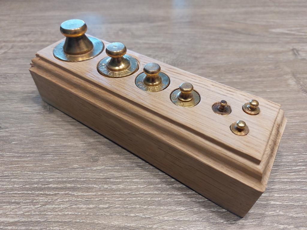 Prachtige set messing gewichten met eikenhout blok. (Nr.25), Antiek en Kunst, Antiek | Koper en Brons, Ophalen of Verzenden