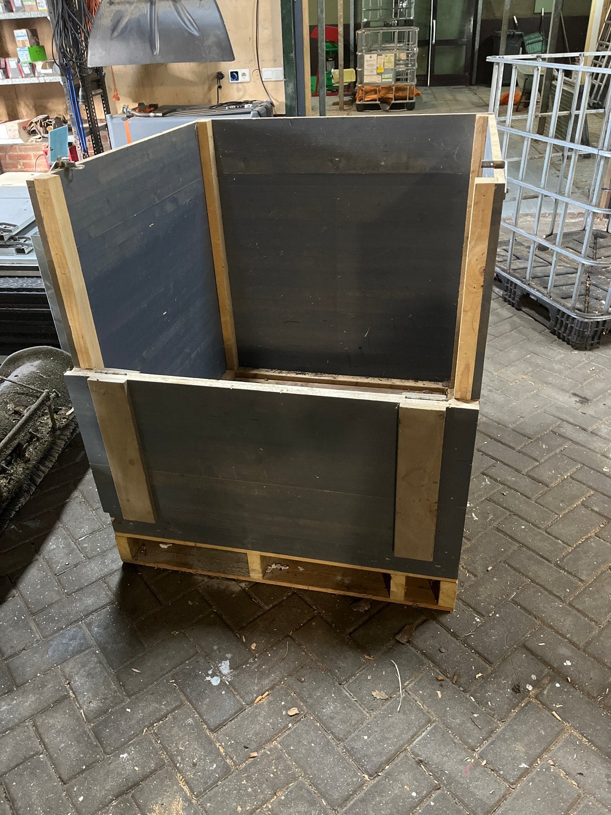 Stevige houten kist op pallet  2 x, Doe-het-zelf en Verbouw, Ophalen, Gebruikt, 60 cm of meer, 75 tot 100 cm