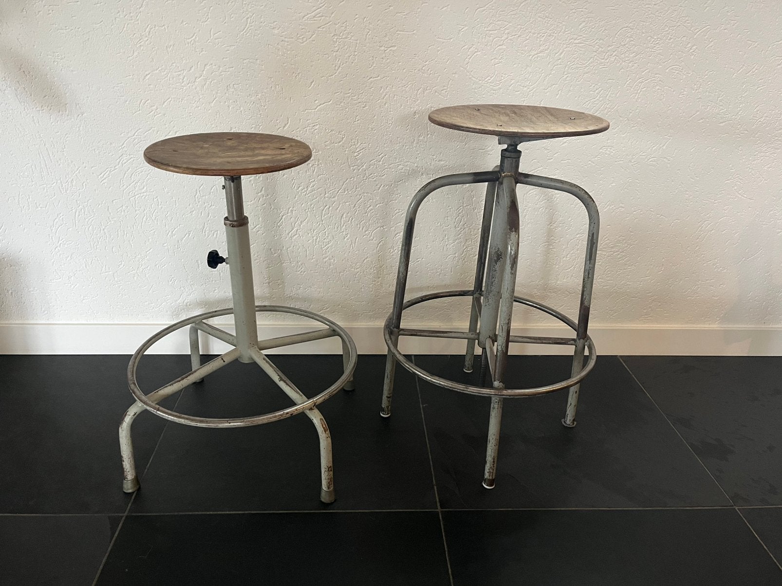 Industriele vintage krukken, 2 krukken, Ophalen, Zo goed als nieuw, 60 tot 90 cm