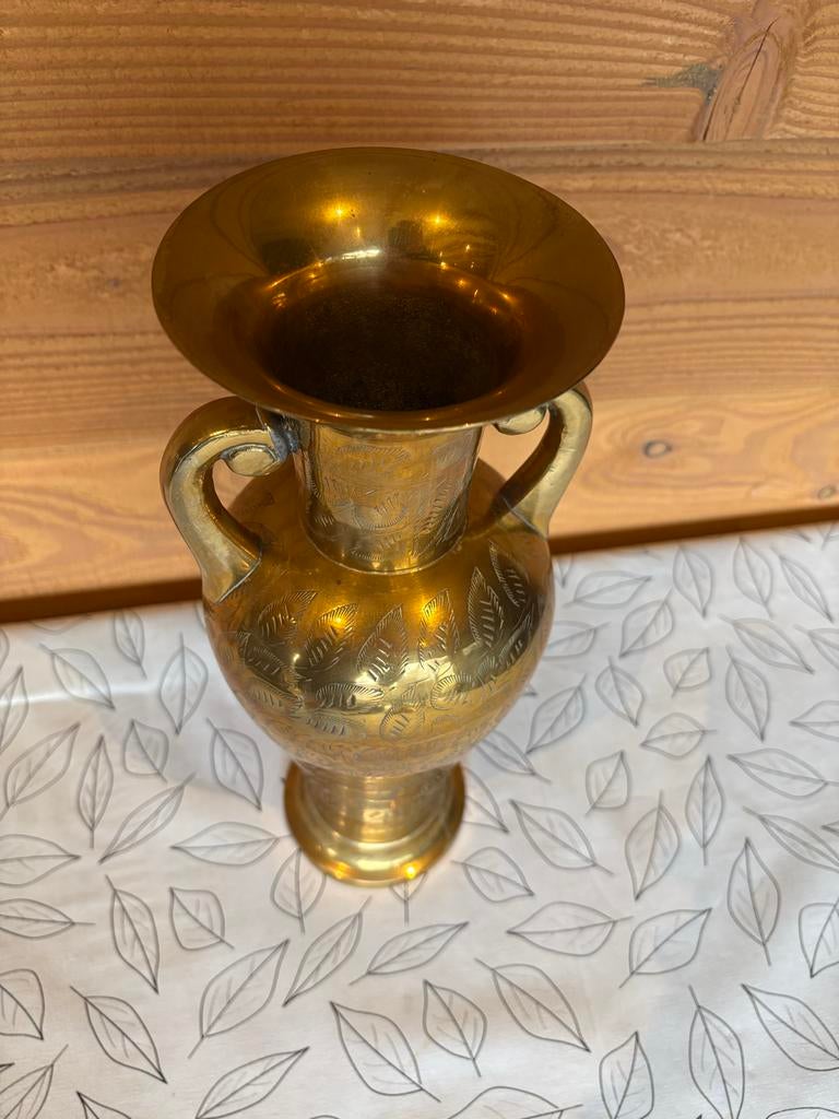 Vintage messing vaas met handvatten en gravures, Antiek en Kunst, Antiek | Koper en Brons, Ophalen of Verzenden