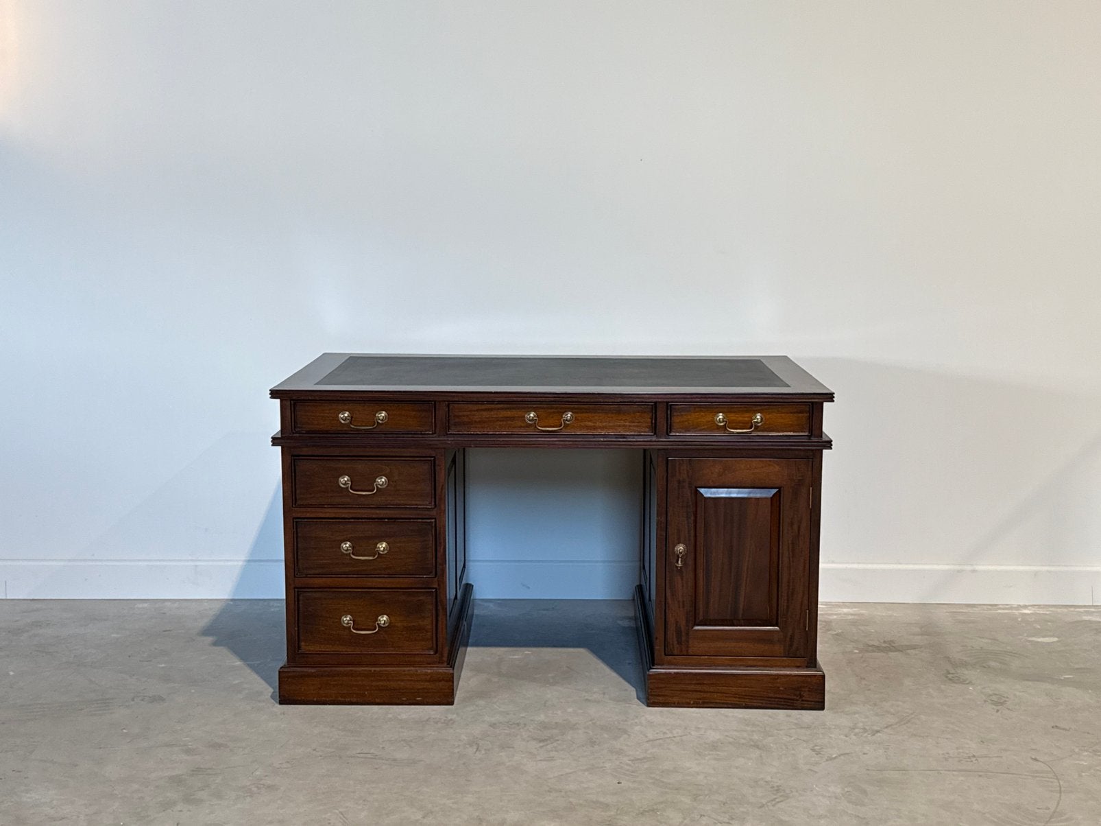 Klassiek Engels bureau #693, Huis en Inrichting, Overige typen, 135 cm, Hout, Bruin