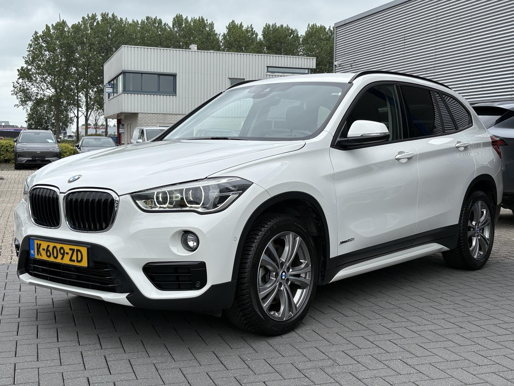 BMW X1 xDrive20i High Executive 192 Pk | Stoelverwarming | E, Auto's, Gebruikt, Euro 6, 2000 kg, Wit