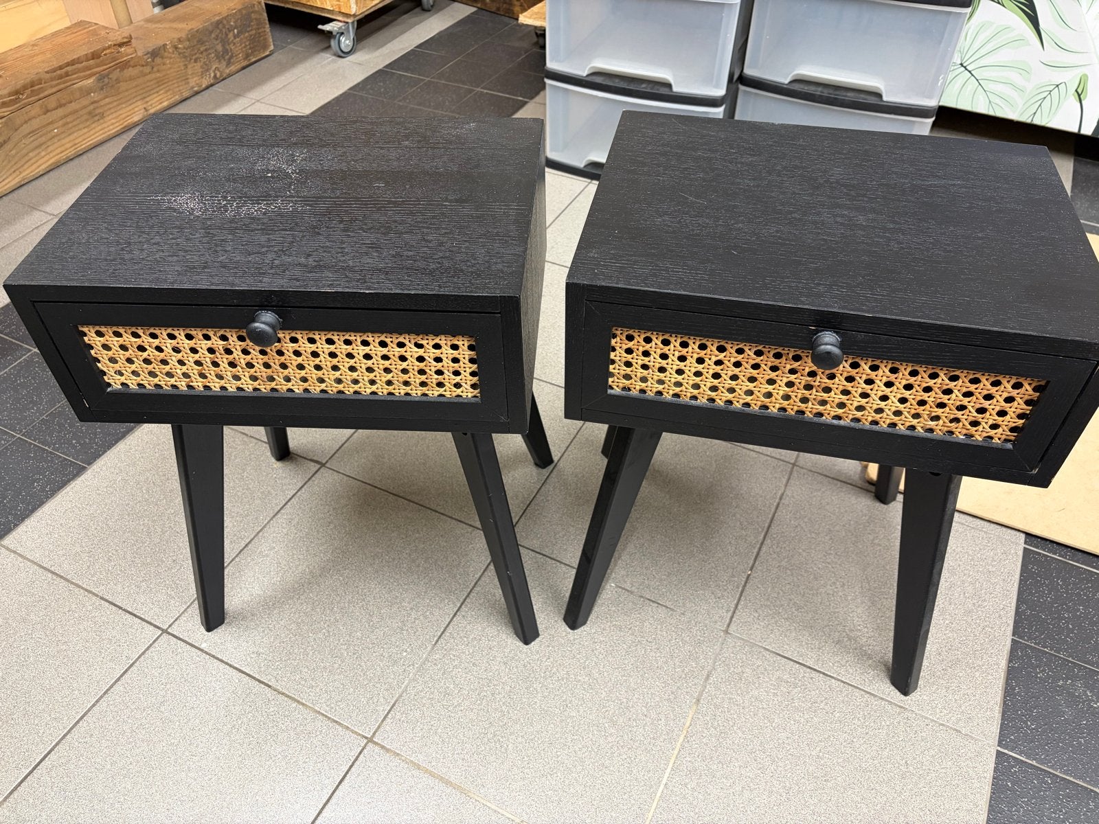 Set van 2 zwarte nachtkastjes met rotan ladefront, Huis en Inrichting, Slaapkamer | Nachtkastjes, Ophalen, Minder dan 45 cm, Zo goed als nieuw