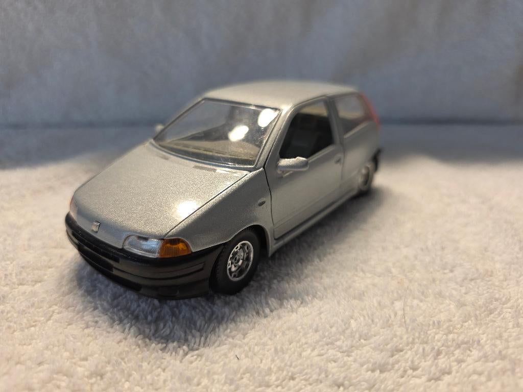 Fiat Punto 1:24 Bburago, Ophalen of Verzenden, Gebruikt, Auto, Bburago