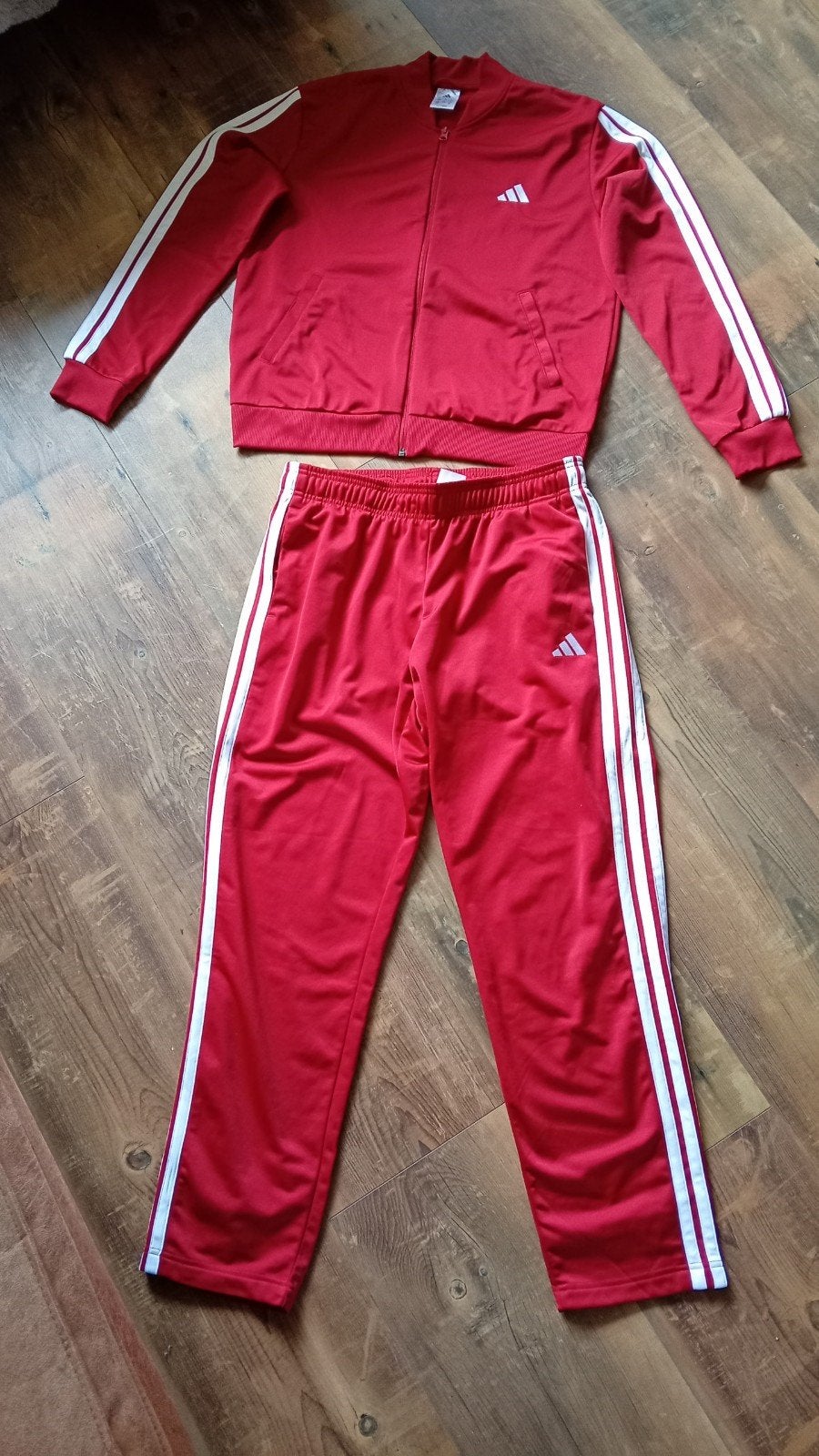Nieuw Adidas Trainingspak Maat L Rood, Maat 52/54 (L), Nieuw, Ophalen of Verzenden, Adidas