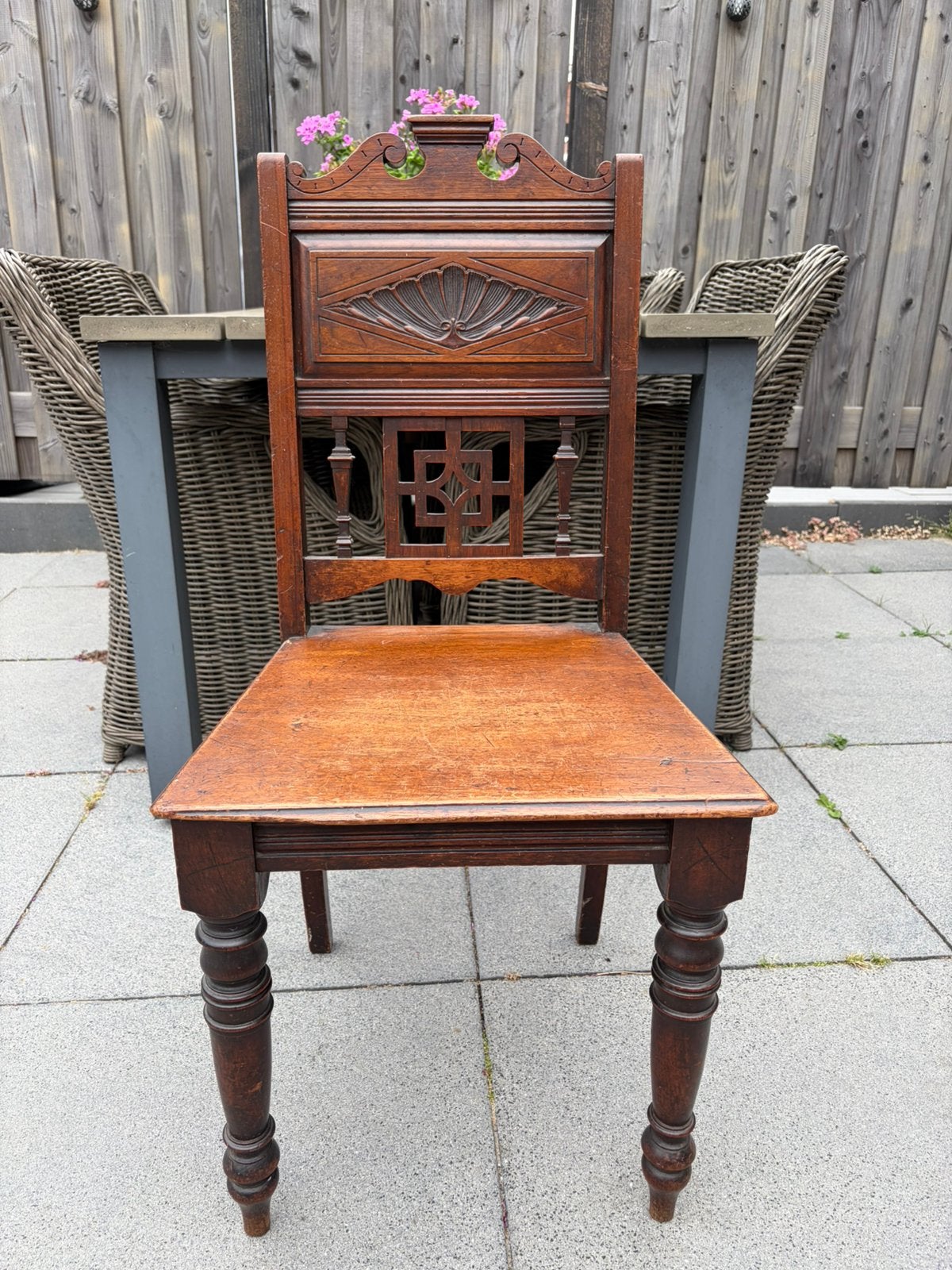 Oude houten kloosterstoel, Ophalen