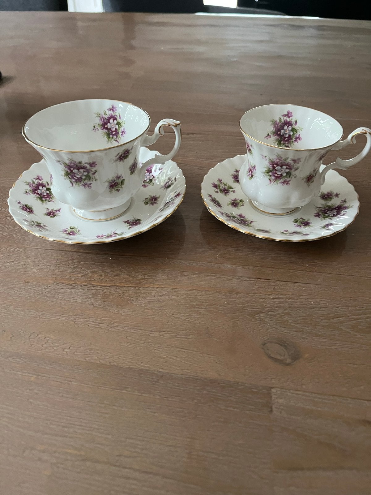 Royal Albert Sweet Violets theekopjes met schotels, Antiek en Kunst, Ophalen