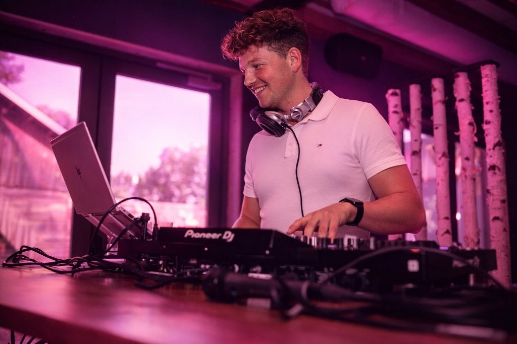 DJ nodig? Boek DJ BØB voor jouw feest, Diensten en Vakmensen, Muzikanten, Artiesten en Dj's, Dj