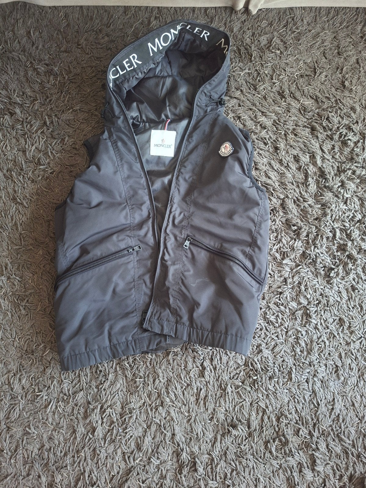 Moncler bodywarmer met capuchon - Zo goed als nieuw, Kleding | Heren, Ophalen, Zo goed als nieuw, Zwart
