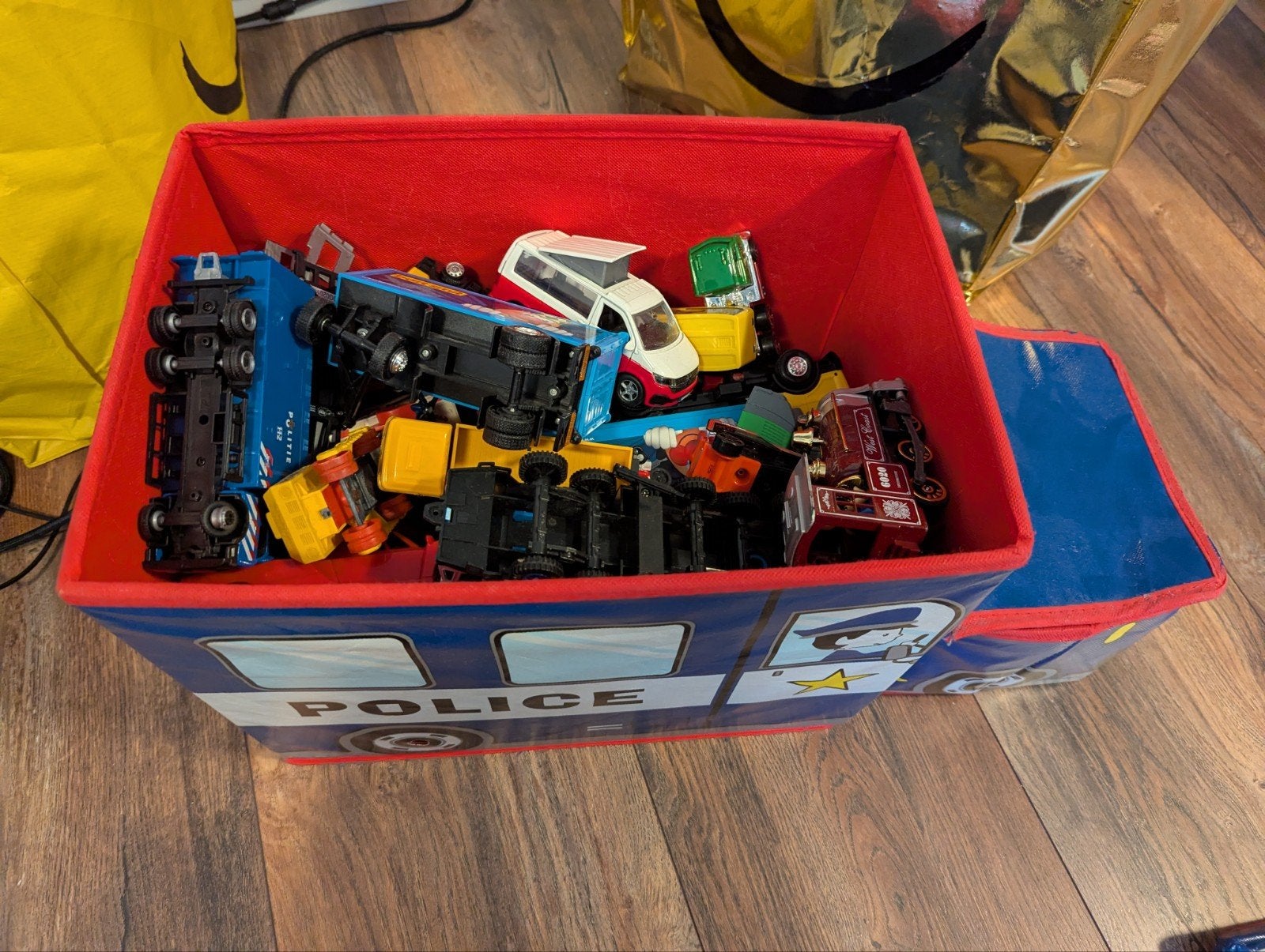 Bak met speelgoedauto's en vrachtwagens, Ophalen, Gebruikt