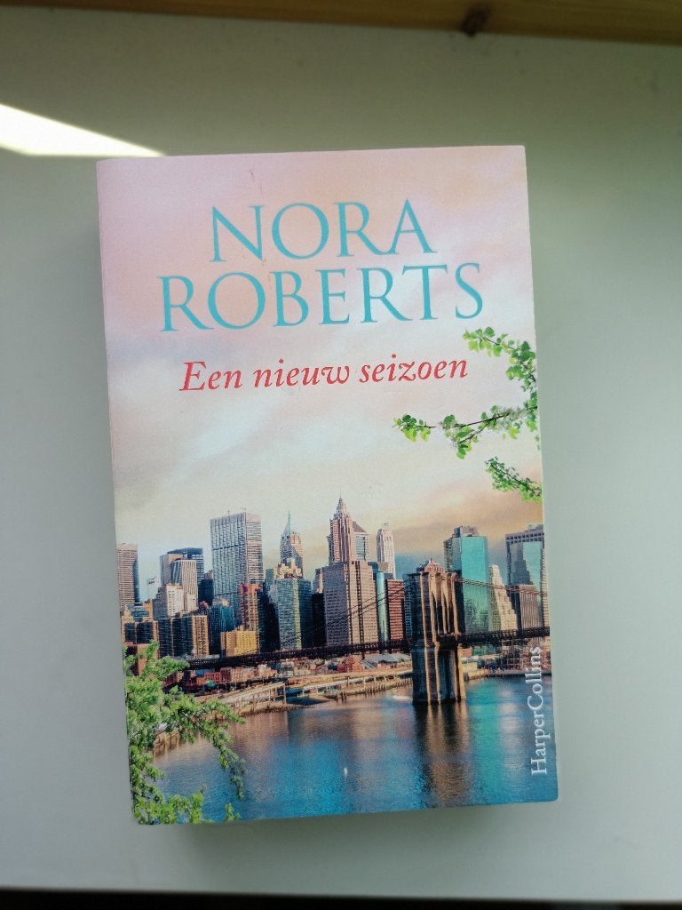 Nora Roberts - Een nieuw seizoen, Ophalen of Verzenden, Zo goed als nieuw, Nora Roberts