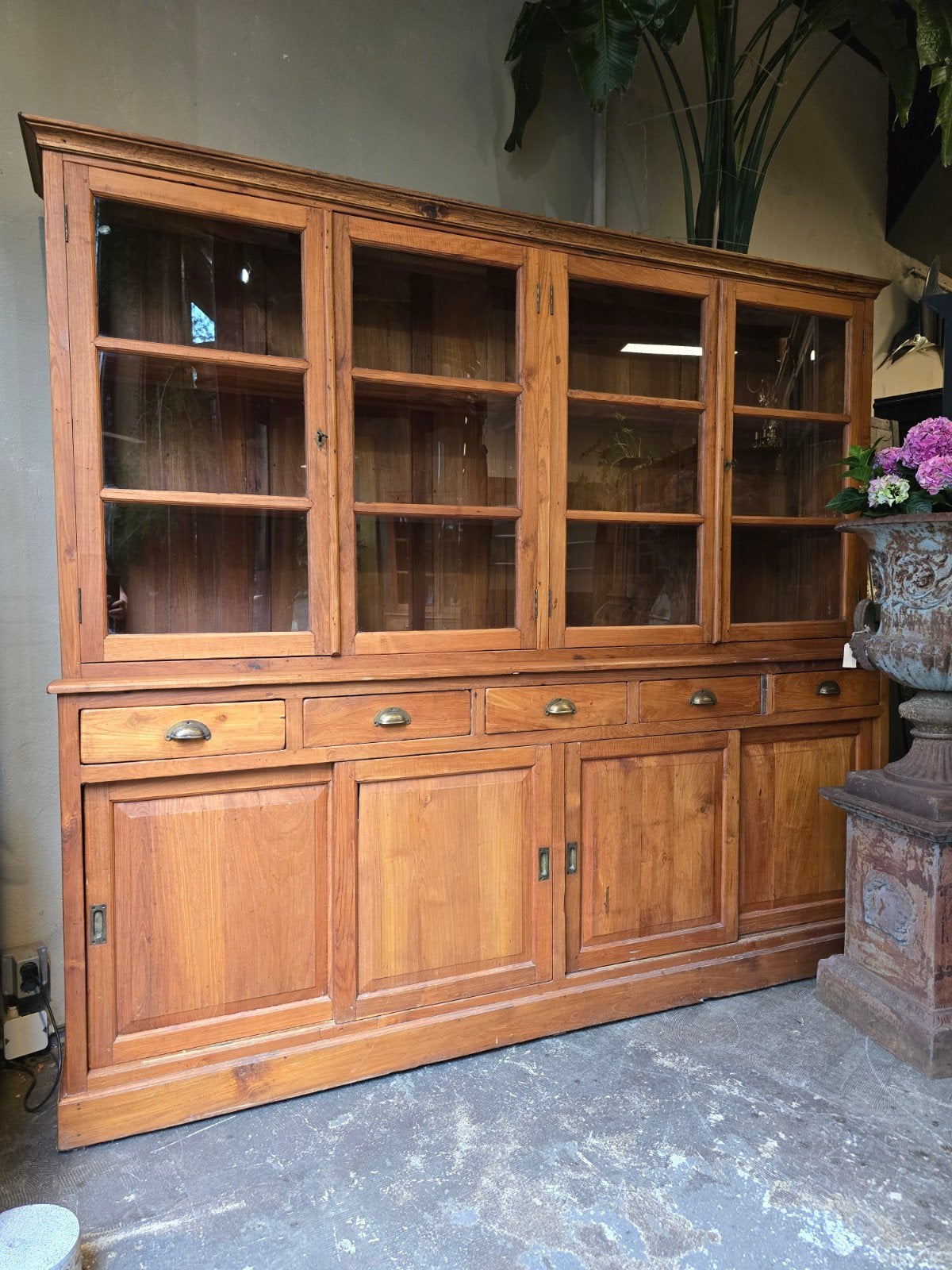 Grote oude teakhouten buffetkast | vitrinekast | winkelkast, Gebruikt, Met deur(en), 200 cm of meer, Glas