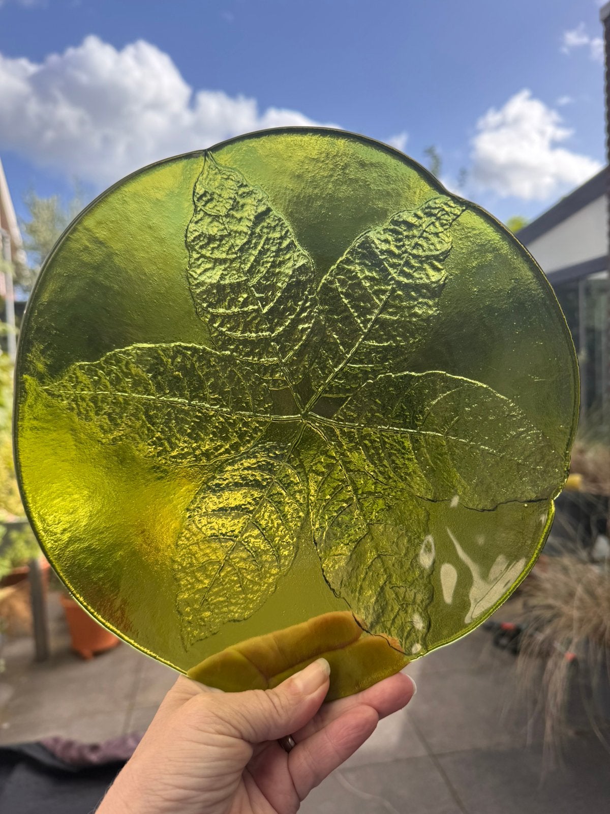 Vintage Kosta Boda 'Party Leaf' schaal / bord groen - 25 cm, Huis en Inrichting, Schaal, Rond, Ophalen of Verzenden, Glas