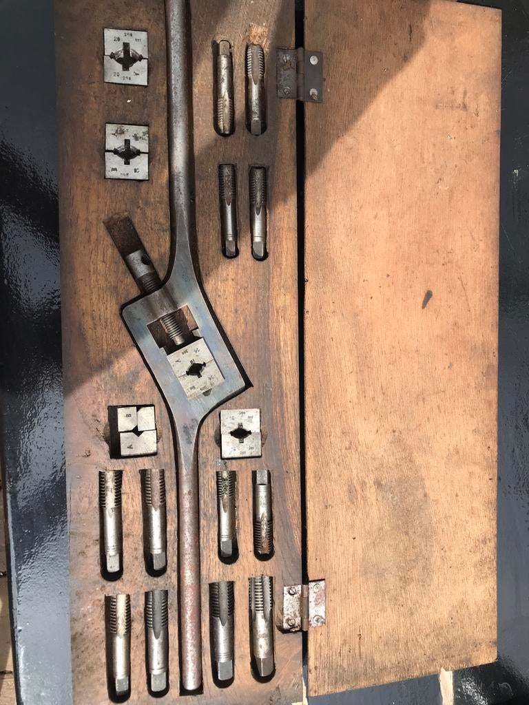 2 antieke kisten met draadsnijgereedschap., Ophalen of Verzenden