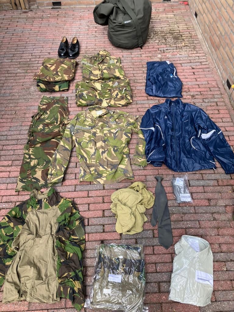 Militaire plunjebaal, diverse kledingstukken maat L, Ophalen, Landmacht, Nederland, Kleding of Schoenen