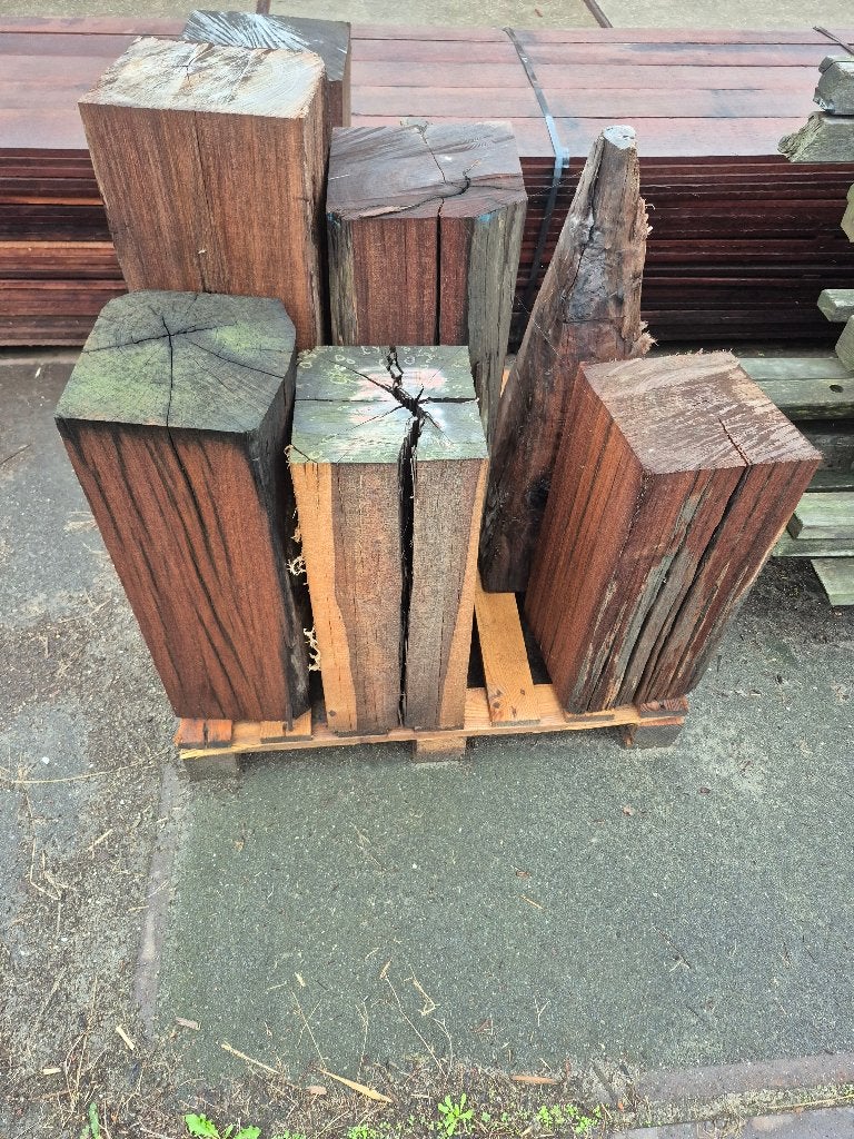 Basralocus sokkel, ruw en bezaagd, Ophalen, Gebruikt, Palen, Hardhout