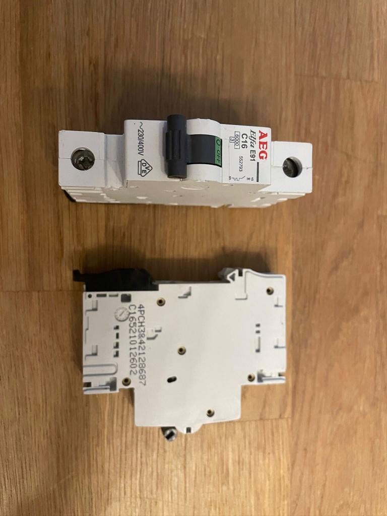 2x AEG Elfa E91 C16 230/400V installatieautomaat, Ophalen of Verzenden