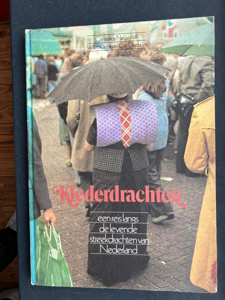 Klederdrachten boek, Ophalen of Verzenden, Zo goed als nieuw