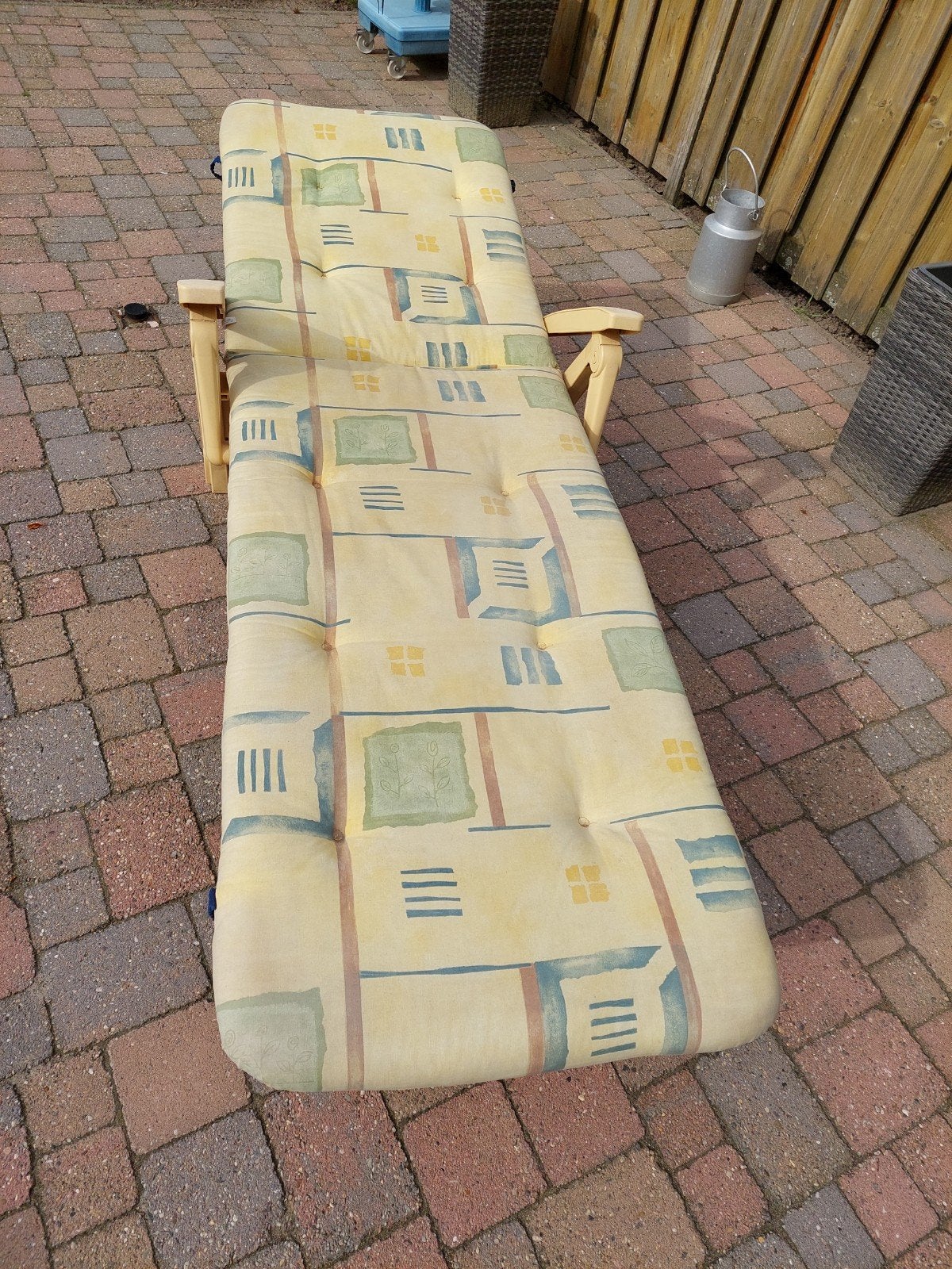 Kunststof ligbed met kussen, Tuin en Terras, Tuinsets en Loungesets, Ophalen, Gebruikt, Kunststof