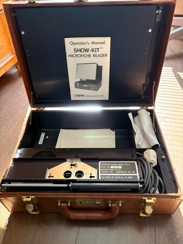 Microfiche reader in show-kit, Ophalen