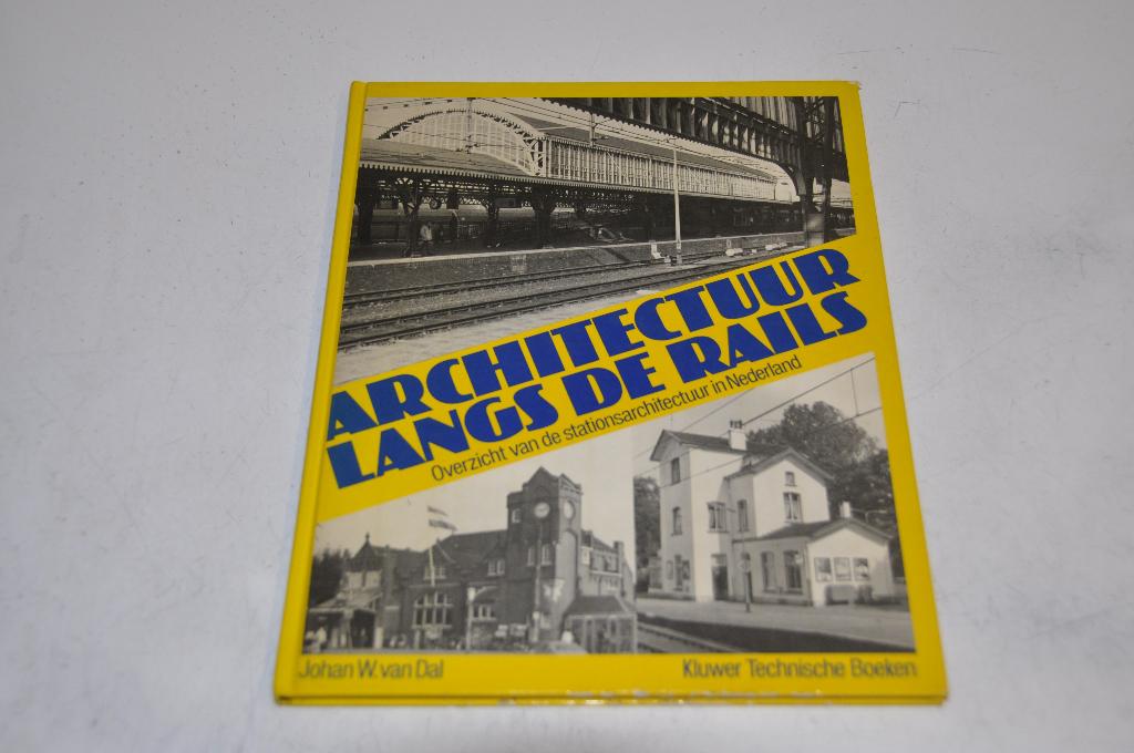 Architectuur langs de rails, Ophalen of Verzenden, Zo goed als nieuw, Trein