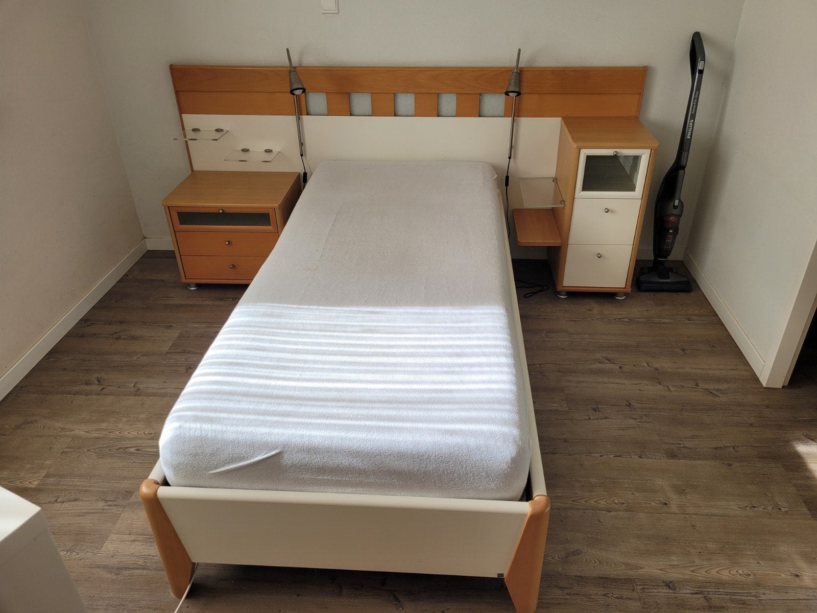 Eenpersoonsbed met nachtkastjes en leeslampjes, Gebruikt, Ophalen of Verzenden, 65 cm of meer, 70 cm of meer