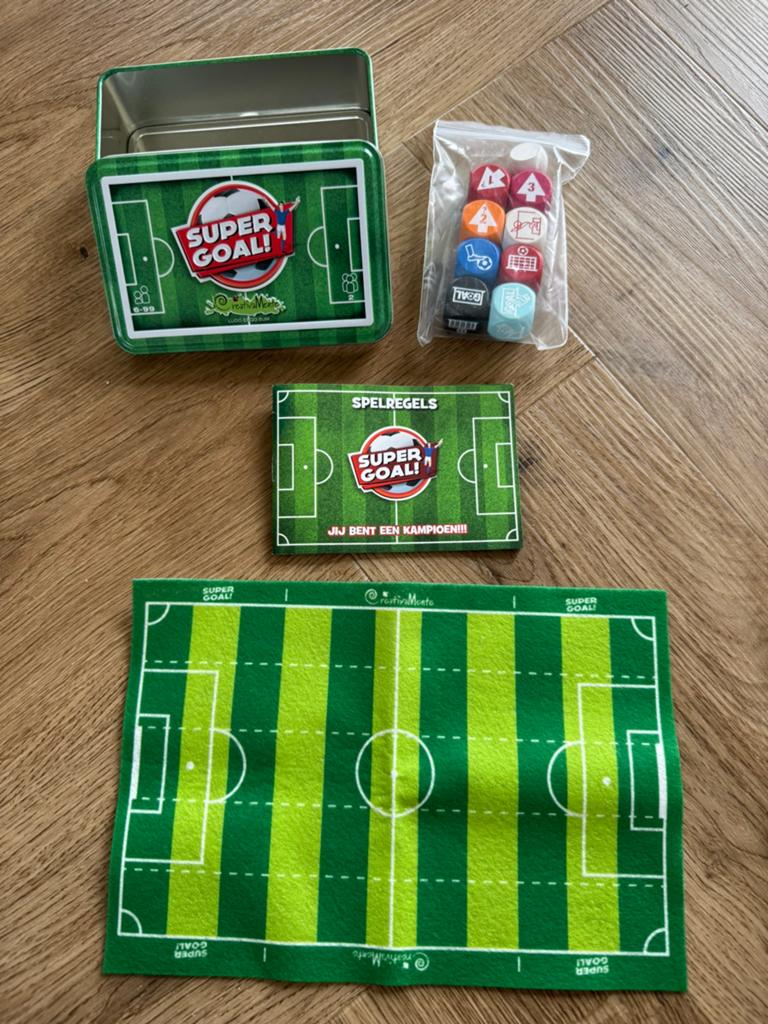 Super Goal! Voetbalspel in blik - Compact reisspel, Een of twee spelers, Ophalen of Verzenden, Zo goed als nieuw, Reisspel