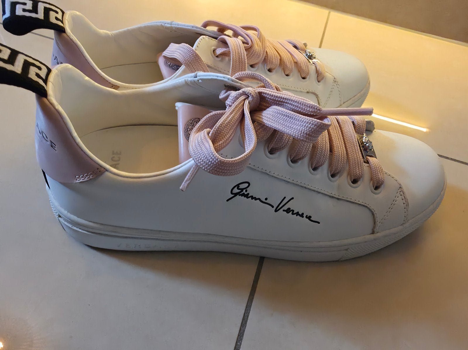 Versace sneakers maat 38
Als nieuw, slechts 2 a 3 x gedragen, Wit, Ophalen of Verzenden, Sneakers of Gympen, Zo goed als nieuw