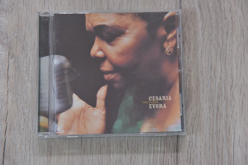 CESARIA EVORA -- VOZ D'AMOR, Inclusief boekje, Verzenden, Zo goed als nieuw, Latijns-Amerikaans