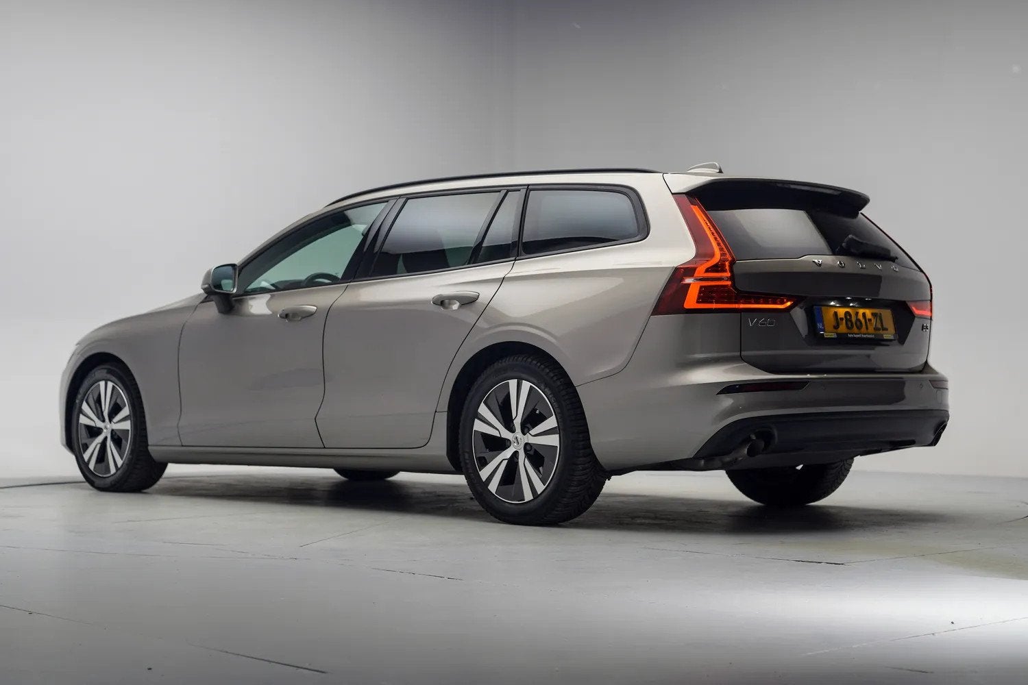 Volvo V60 2.0 B3 Momentum Advantage Aut. [ Navigatie Full LE, 4 cilinders, 1969 cc, 163 pk, Origineel Nederlands